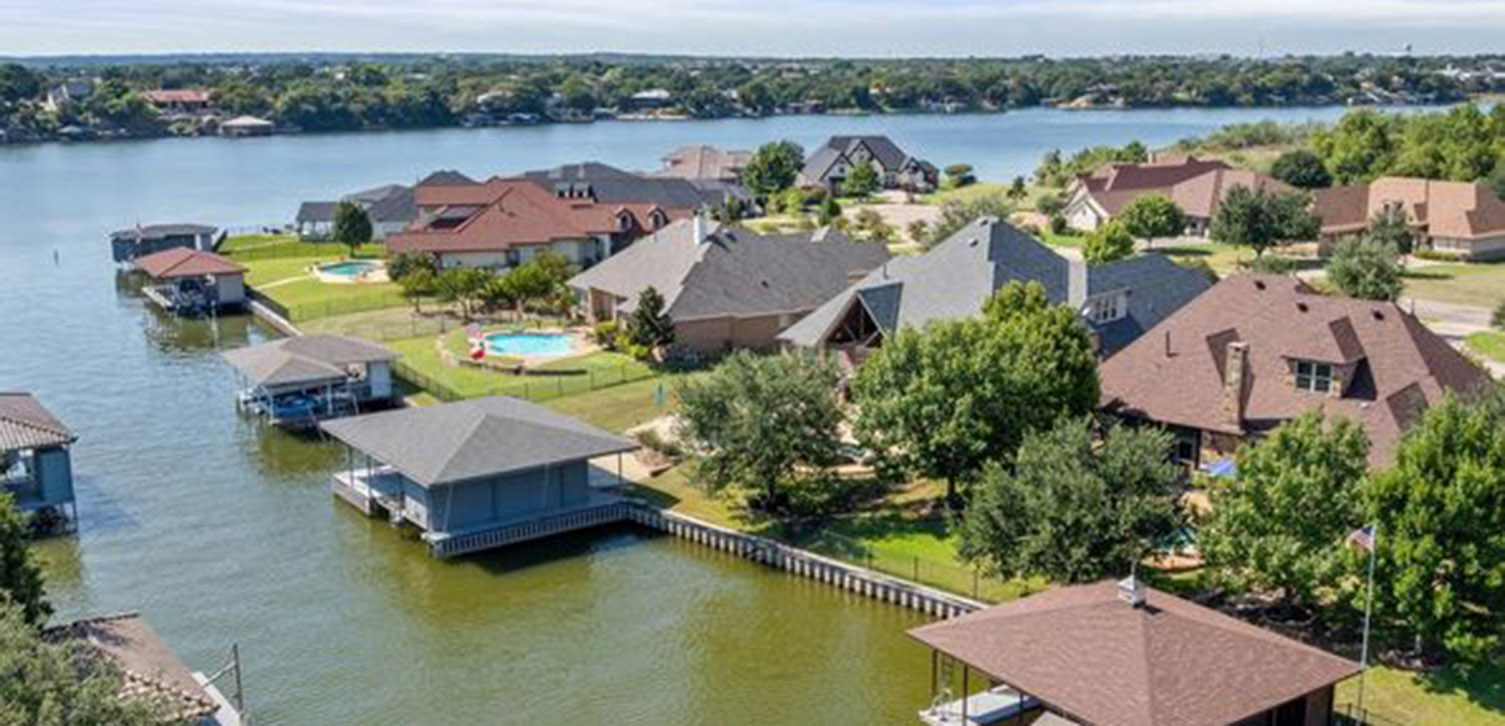 granbury-houses-on-lake Beautiful lake houses along Lake Granbury shoreline, ideal for retirement or custom home living in Granbury, TX